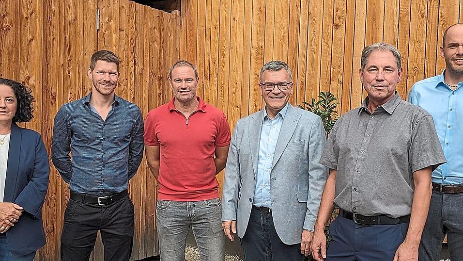 Führten ein Zwei-Stunden-Gespräch über die Arbeit und Belange der Polizei vor Ort: (von links) Wiebke Langwieser, Michael Stengel, Andreas Wegmaier, Dr. Florian Herrmann, Andreas Schaumaier und Andreas Petermeier. Führten ein Zwei-Stunden-Gespräch über die Arbeit und Belange der Polizei vor Ort: (von links) Wiebke Langwieser, Michael Stengel, Andreas Wegmaier, Dr. Florian Herrmann, Andreas Schaumaier und Andreas Petermeier.