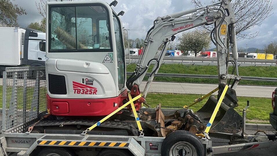 Der Fahrer wollte diesen Minibagger nach Rumänien fahren. Der Fahrer wollte diesen Minibagger nach Rumänien fahren.