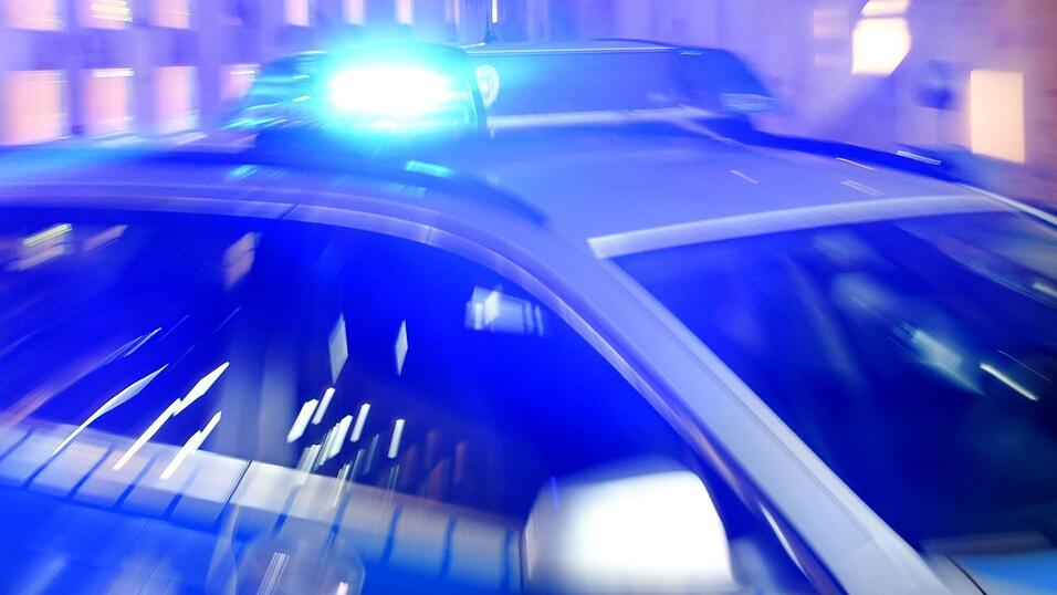 Weil ein Mann mit Waffe gemeldet worden war, schickte die Polizei zwölf Streifenwagen los. (Symbolbild) Weil ein Mann mit Waffe gemeldet worden war, schickte die Polizei zwölf Streifenwagen los. (Symbolbild)