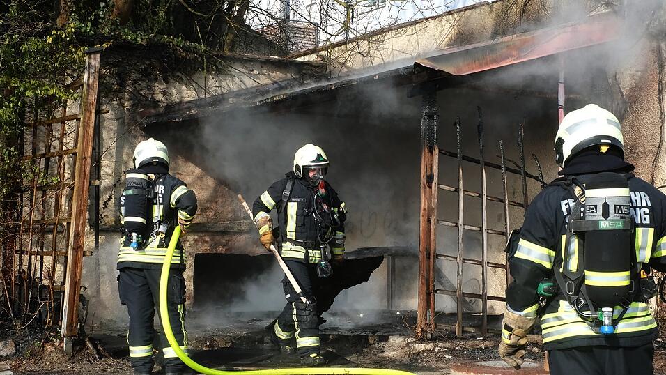 Mit einem schnellen Eingreifen der Freiwilligen Feuerwehr war der Brand einer Gartenlaube rasch im Griff.
