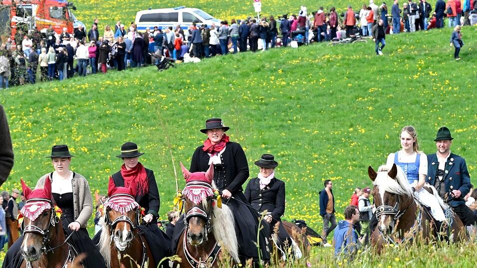 Zahlreiche Schaulustige verfolgen das Spektakel. (Archivbild) Zahlreiche Schaulustige verfolgen das Spektakel. (Archivbild)