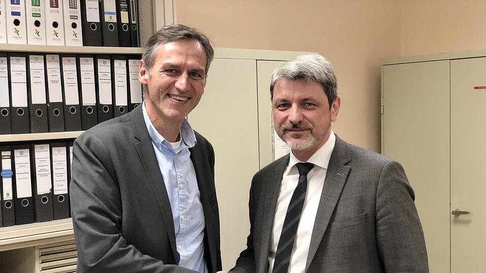 Ein fairer Unterlegener: Unmittelbar nach der Bekanntgabe des Endergebnisses gratulierte Herausforderer Toni Schmidt (links) dem alten wie neuen B&uuml;rgermeister Sandro Bauer zum Wahlsieg.