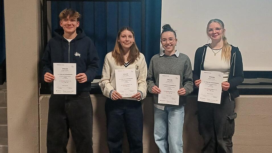 Die Gewinner aus der 9./10. Klasse mit Benedikt Mareis, Lena Deubelli, Marie Zehentbauer und Jonna Hable. Die Gewinner aus der 9./10. Klasse mit Benedikt Mareis, Lena Deubelli, Marie Zehentbauer und Jonna Hable.