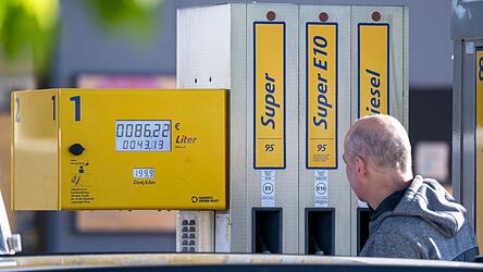 Knapp 17 Cent sank die Steuer auf Benzin und Diesel zum Maianfang. Komplett ist dies bisher nicht bei den Autofahrern angekommen.