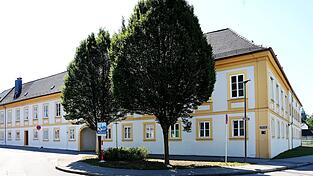In der Vergangenheit war der einstige Achdorfer Herrschaftssitz auch schon Tabakfabrik, Auktionshaus, Werkstatt und Getränkemarkt. In der Vergangenheit war der einstige Achdorfer Herrschaftssitz auch schon Tabakfabrik, Auktionshaus, Werkstatt und Getränkemarkt.