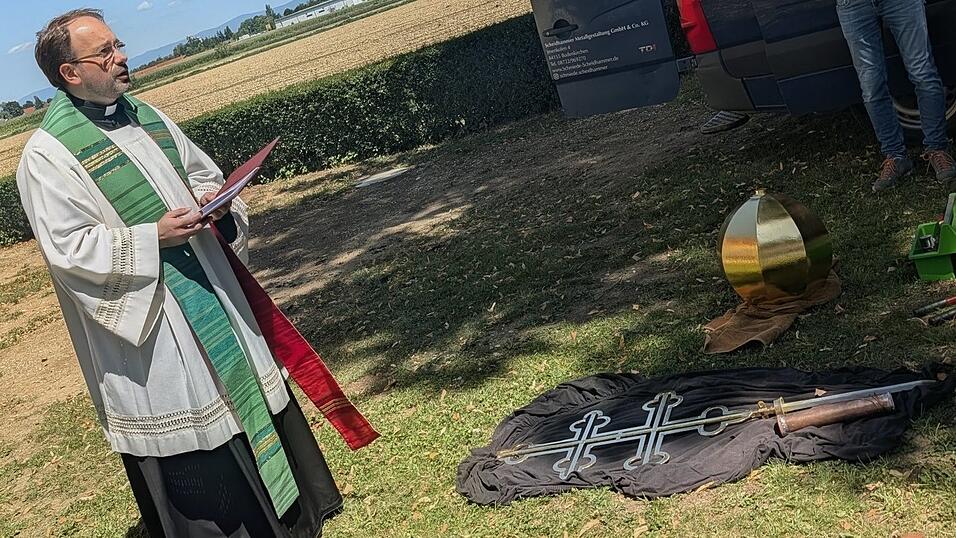 Dekan J&uuml;rgen Josef Eckl segnete das Turmkreuz.