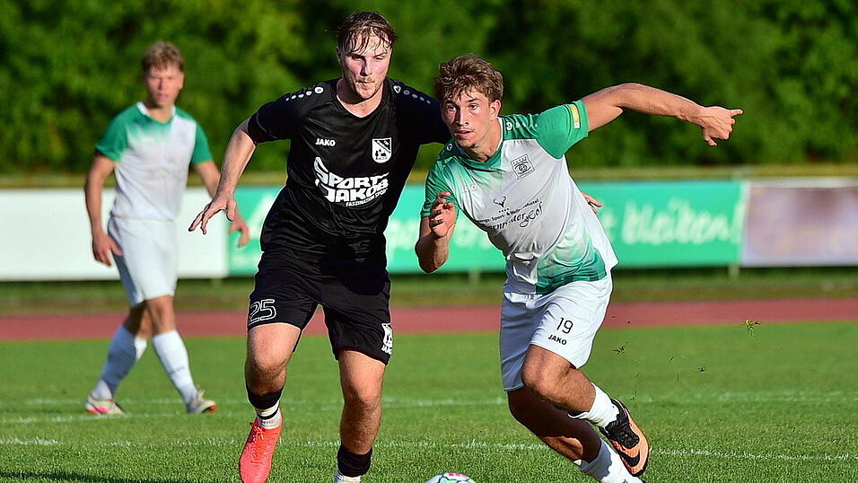 Daniel Breu (im hellen Trikot) hat sich nach seiner Oberschenkelblessur aus dem Pokalspiel gegen den FSV/VfB Straubing zurückgemeldet, könnte für Deggendorf im Derby gegen Osterhofen eine Option sein. Daniel Breu (im hellen Trikot) hat sich nach seiner Oberschenkelblessur aus dem Pokalspiel gegen den FSV/VfB Straubing zurückgemeldet, könnte für Deggendorf im Derby gegen Osterhofen eine Option sein.