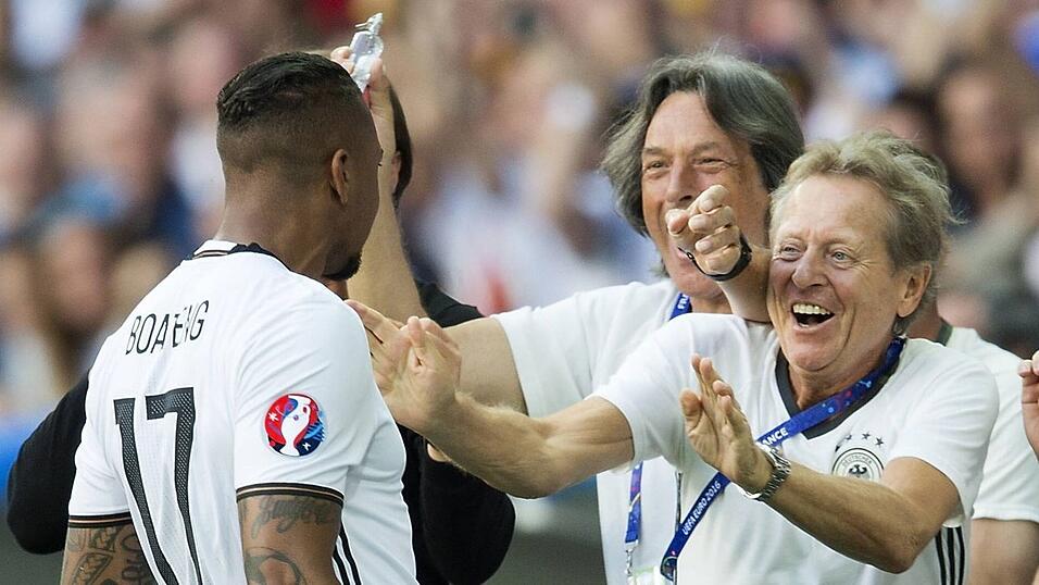 Klaus Eder (rechts, hier mit Nationalspieler Jerome Boateng und Mannschaftsarzt Dr. Hans-Wilhelm Müller-Wohlfahrt) hatte mit der Nationalmannschaft viel Grund zu Jubeln. (Foto: dpa) Klaus Eder (rechts, hier mit Nationalspieler Jerome Boateng und Mannschaftsarzt Dr. Hans-Wilhelm Müller-Wohlfahrt) hatte mit der Nationalmannschaft viel Grund zu Jubeln. (Foto: dpa)