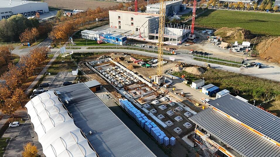Zwei der Gro&szlig;baustellen des Zweckverbandes Hafen-Sand: im Vordergrund die Erweiterung des TGZ, im Hintergrund der Neubau der Mehrzweck-Demonstrationsanlage 'BioCampus MultiPilot'.