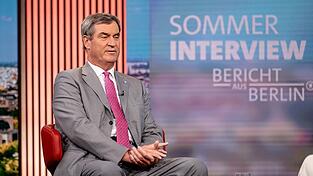 Hohe Spritpreise dr&uuml;cken das Gem&uuml;t der Autofahrer in Deutschland auch in den Sommerferien. CSU-Chef S&ouml;der hat aber auch keine kurzfristige L&ouml;sung parat.