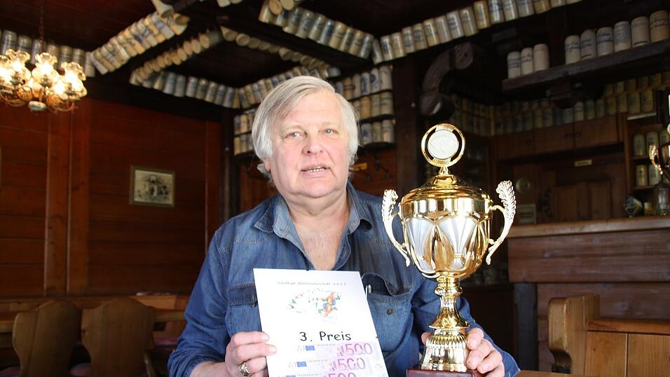 'Auf jeden Fall bin ich wieder mit dabei.' Hans Fenzl will bei der Schafkopf-WM im April schließlich seine Titel verteidigen. 'Auf jeden Fall bin ich wieder mit dabei.' Hans Fenzl will bei der Schafkopf-WM im April schließlich seine Titel verteidigen.