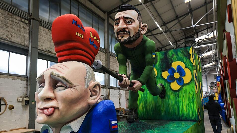 Auf einem der Wagen versucht der ukrainische Präsident Wolodymyr Selenskyj, dem russischen Präsidenten Wladimir Putin die Botschaft «Make Love not War» einzuhämmern.
