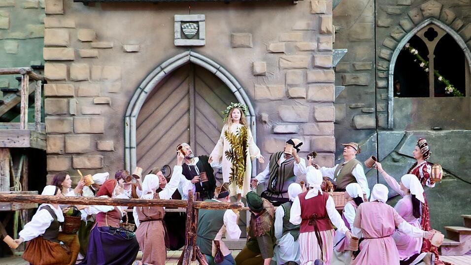 Eindr&uuml;cke von der Gruppe 'blau', die am Freitagabend die Drachenstich-Premiere gespielt hat.