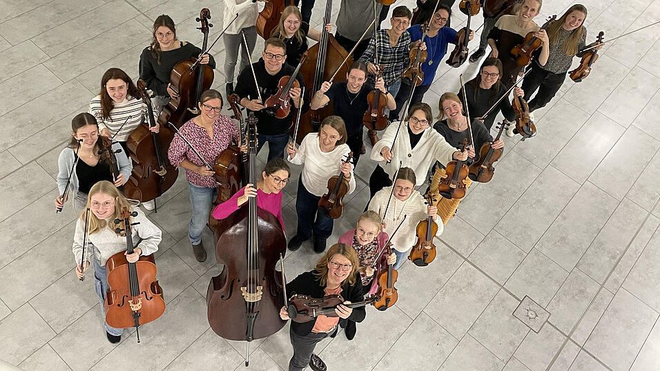 Das neu gegr&uuml;ndete Sinfonieorchester freut sich auf sein erstes Konzert.