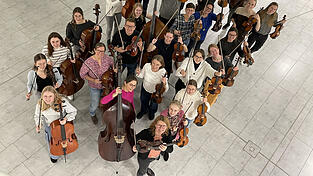 Das neu gegründete Sinfonieorchester freut sich auf sein erstes Konzert.