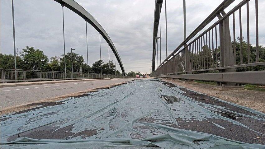 Die gesperrte Isarbr&uuml;cke entfachte hitzige Diskussionen.