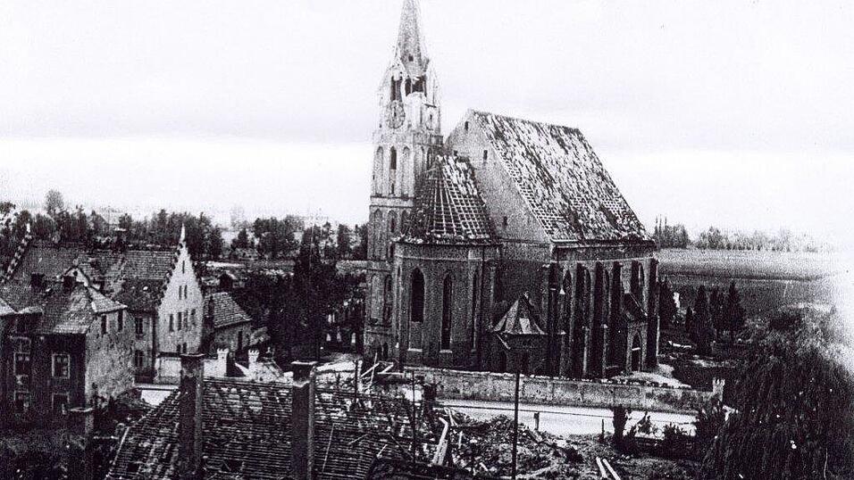 Im Nikolaviertel gab es schwere Sch&auml;den. Nicht nur die Nikolakirche wurde getroffen, sondern auch Wohnh&auml;user.