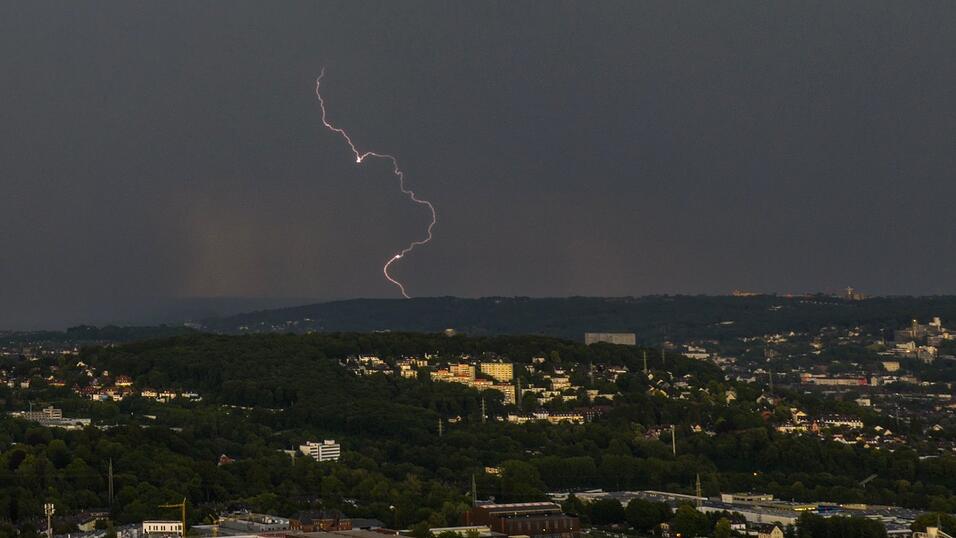 Über NRW zogen am Freitag heftige Gewitter. Über NRW zogen am Freitag heftige Gewitter.