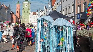 Vor und nach dem Umzug vergnügte sich das Partyvolk auf dem Stadtplatz.