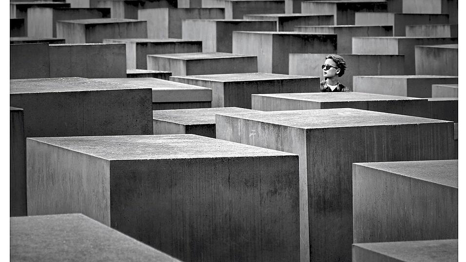 Als „Königsdisziplin“ werden Schwarz-Weiß-Aufnahmen bezeichnet. Silbermedaille (Platz 2) für sein Werk „Path of Memory“, das bei einem Berlin-Besuch im Mai an der Gedenkstätte für die ermordeten Juden Europas (Holocaust-Mahnmal) entstanden ist.