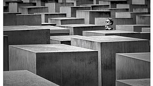 Als „Königsdisziplin“ werden Schwarz-Weiß-Aufnahmen bezeichnet. Silbermedaille (Platz 2) für sein Werk „Path of Memory“, das bei einem Berlin-Besuch im Mai an der Gedenkstätte für die ermordeten Juden Europas (Holocaust-Mahnmal) entstanden ist.