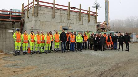 Die beteiligten Mitarbeiter mit dem Projektleiter des Tiefbaus, Alberto Barbieri sowie Otto Schlecht (Wassermeister Stadtwerke Bogen), Karlheinz Denner (Geschäftsführer Stadtwerke Bogen), Lukas Kulzer (Bauleiter Fahrner GmbH), Andreas Schmid (Ingenieurbüro S²), Polier Hubert Wagner, Geschäftsführer Ingenieurbüro Reißenecker & Eberhart, Michael Reißenecker (Hydraulische Ausrüstung), Robert Fahrner (Geschäftsführer Fahrner GmbH), Stefan Eckl (W+E Statik), Anne-Sophie Dörnbrack (Verband kommunaler Unternehmen), Karl-Heinz Weiß (Oberbauleiter Fahrner), Bürgermeisterin Andrea Probst, Maximilian Gosch (Ingenieurbüro Gosch), Christoph Kaiser (VR-Bank Ostbayern-Mitte) und Thomas Poxleitner, Bauleiter Ingenierbüro S². Die beteiligten Mitarbeiter mit dem Projektleiter des Tiefbaus, Alberto Barbieri sowie Otto Schlecht (Wassermeister Stadtwerke Bogen), Karlheinz Denner (Geschäftsführer Stadtwerke Bogen), Lukas Kulzer (Bauleiter Fahrner GmbH), Andreas Schmid (Ingenieurbüro S²), Polier Hubert Wagner, Geschäftsführer Ingenieurbüro Reißenecker & Eberhart, Michael Reißenecker (Hydraulische Ausrüstung), Robert Fahrner (Geschäftsführer Fahrner GmbH), Stefan Eckl (W+E Statik), Anne-Sophie Dörnbrack (Verband kommunaler Unternehmen), Karl-Heinz Weiß (Oberbauleiter Fahrner), Bürgermeisterin Andrea Probst, Maximilian Gosch (Ingenieurbüro Gosch), Christoph Kaiser (VR-Bank Ostbayern-Mitte) und Thomas Poxleitner, Bauleiter Ingenierbüro S².