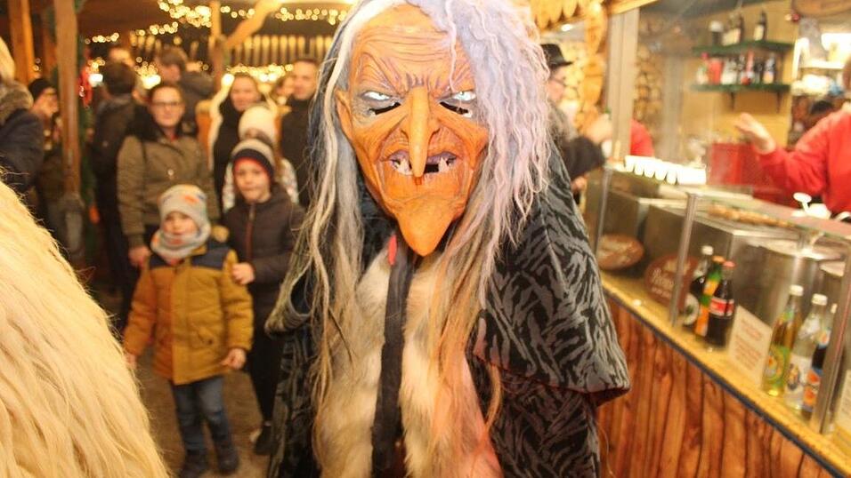 Die Perchtengruppe 'Frisinger Fratz'n' trat am Mittwochabend auf dem Landshuter Christkindlmarkt auf. Die Perchtengruppe 'Frisinger Fratz'n' trat am Mittwochabend auf dem Landshuter Christkindlmarkt auf.