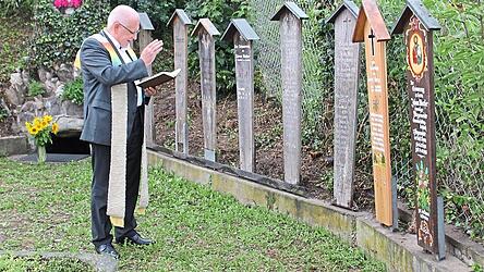 Pfarrer Pajor erteilte dem Totenbrett den kirchlichen Segen und bedankte sich bei Stelzer für seinen Einsatz.