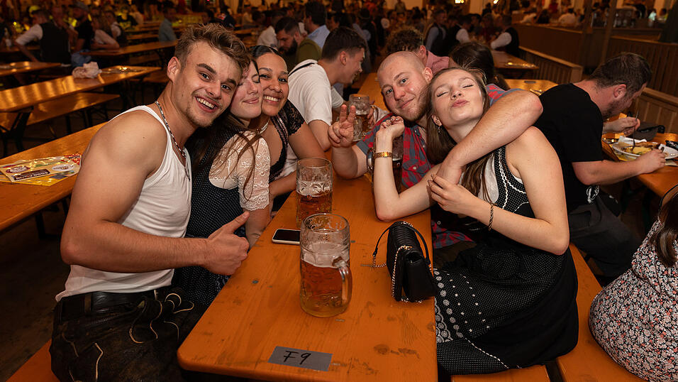 Die Partybilder vom Donnerstag, 17. August 2023, aus dem Festzelt Greindl. Die Partybilder vom Donnerstag, 17. August 2023, aus dem Festzelt Greindl.