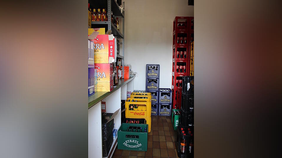 Im Lager wird immer für Getränkenachschub gesorgt. Im Lager wird immer für Getränkenachschub gesorgt.