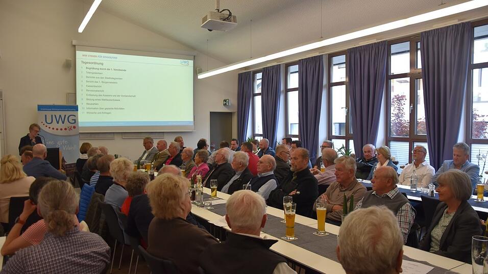 Zahlreich erschienen die Mitglieder im 'Um's Eck' in der Dingolfinger Stadthalle und bekamen umfangreiche Einblicke in die derzeitige Kommunalpolitik.
