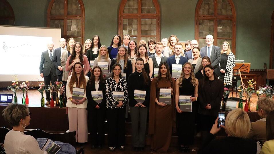 Die besten Absolventen jedes Ausbildungsberufs und Sch&uuml;ler mit einem besonders gutem Notendurchschnitt wurden w&auml;hrend der Feier mit einem Staats- oder Buchpreis ausgezeichnet.