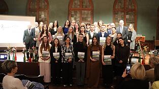 Die besten Absolventen jedes Ausbildungsberufs und Sch&uuml;ler mit einem besonders gutem Notendurchschnitt wurden w&auml;hrend der Feier mit einem Staats- oder Buchpreis ausgezeichnet.