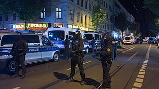 Als kriminelles Pflaster bekannt: Polizisten haben die ber&uuml;chtigte Eisenbahnstra&szlig;e in Leipzig Anfang des Monats wieder einmal abgesperrt.