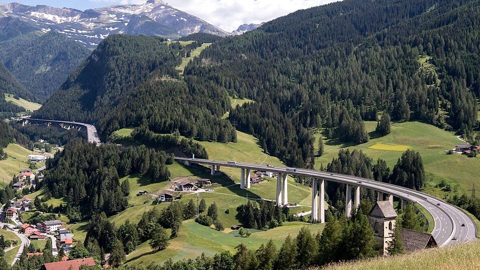 Italien hatte Österreich vor dem EuGH verklagt, weil es vier in Tirol eingeführte Maßnahmen für Lkws auf der Inntal- und der Brennerautobahn für rechtswidrig hält. (Archivbild) Italien hatte Österreich vor dem EuGH verklagt, weil es vier in Tirol eingeführte Maßnahmen für Lkws auf der Inntal- und der Brennerautobahn für rechtswidrig hält. (Archivbild)