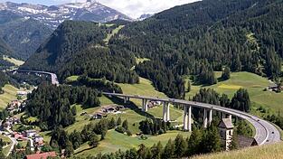 Italien hatte Österreich vor dem EuGH verklagt, weil es vier in Tirol eingeführte Maßnahmen für Lkws auf der Inntal- und der Brennerautobahn für rechtswidrig hält. (Archivbild) Italien hatte Österreich vor dem EuGH verklagt, weil es vier in Tirol eingeführte Maßnahmen für Lkws auf der Inntal- und der Brennerautobahn für rechtswidrig hält. (Archivbild)