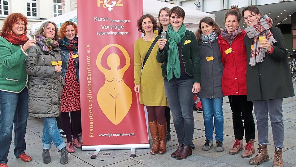 Das gr&ouml;&szlig;tenteils ehrenamtliche Team des Frauengesundheitszentrums (v. l.) Claudia Burmeister, Johanna Schnell, Katrin Dehner, Kathrin M&uuml;ller, Andrea Kiendl, Henriette Zackel, Ina Staudinger, Marie Melzl, und Sophie Fodermair.