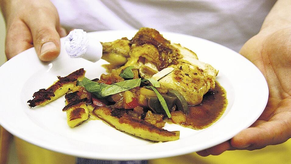 Michael Grosch hat für den Wettbewerb Hähnchenbrust auf Zuccini-Paprika- undAuberginengemüse mit knusprigen Fingernudeln gekocht. (Foto: Geiger)