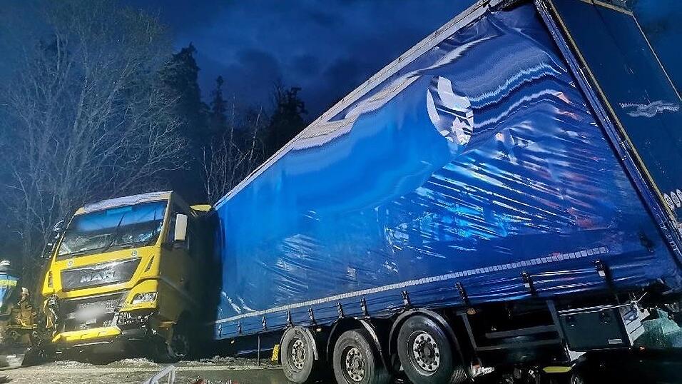 Bei Passau ist es am Samstagmorgen zu einem Unfall auf der A3 gekommen. Bei Passau ist es am Samstagmorgen zu einem Unfall auf der A3 gekommen.