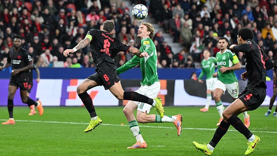 Leverkusens Robert Andrich hatte maßgeblichen Anteil am 1:0-Eigentor. Leverkusens Robert Andrich hatte maßgeblichen Anteil am 1:0-Eigentor.
