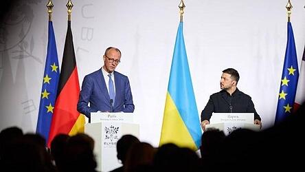 Bundeskanzler Friedrich Merz (CDU, l.) hat sich zu einem m&ouml;glichen Einsatz deutscher Soldaten nach einem Waffenstillstand in der Ukraine ge&auml;u&szlig;ert, doch Klarheit hat das nicht gebracht.
