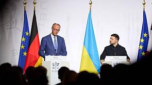 Bundeskanzler Friedrich Merz (CDU, l.) hat sich zu einem m&ouml;glichen Einsatz deutscher Soldaten nach einem Waffenstillstand in der Ukraine ge&auml;u&szlig;ert, doch Klarheit hat das nicht gebracht.