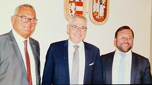 Landrat Werner Bumeder (Mitte) mit seinem Stellvertreter Josef Pellkofer (Freie W&auml;hler, links im Bild)&nbsp;und dem weiteren Stellvertreter Thomas Hieninger (CSU).&nbsp;
