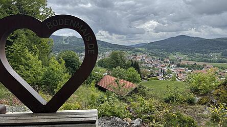 Die Herzen im Kurpark und der Klause sind beliebte Foto-Hotspots in Bodenmais geworden.