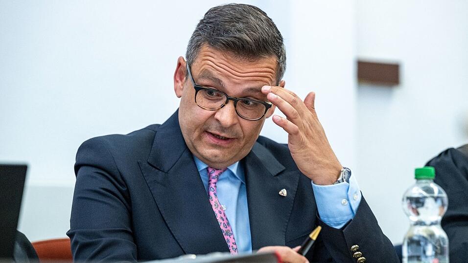 Der österreichische Politiker Gerald Grosz sitzt im Verhandlungssaal des Amtsgerichts. Der österreichische Politiker Gerald Grosz sitzt im Verhandlungssaal des Amtsgerichts.