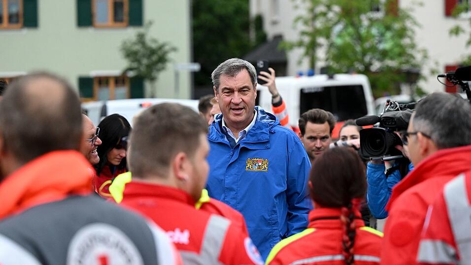 Bayerns Ministerpräsident Markus Söder (M, CSU), spricht zu Einsatzkräften vom Roten Kreuz, DLRG und anderen Rettungskräften bei einer Ortsbesichtigung im vom Hochwasser betroffenen oberbayerischen Reichertshofen. Bayerns Ministerpräsident Markus Söder (M, CSU), spricht zu Einsatzkräften vom Roten Kreuz, DLRG und anderen Rettungskräften bei einer Ortsbesichtigung im vom Hochwasser betroffenen oberbayerischen Reichertshofen.