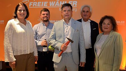Maria Scharlach (v.l., Kreisvorsitzende der Freien Wähler Kreis Freising), Josef Sixt (Ortsvorsitzender Moosburg), Bürgermeisterkandidat Reinhard Lauterbach, Helmut Petz (Landrat und Landratskandidat) und Marianne Heigl (Bezirksrätin).