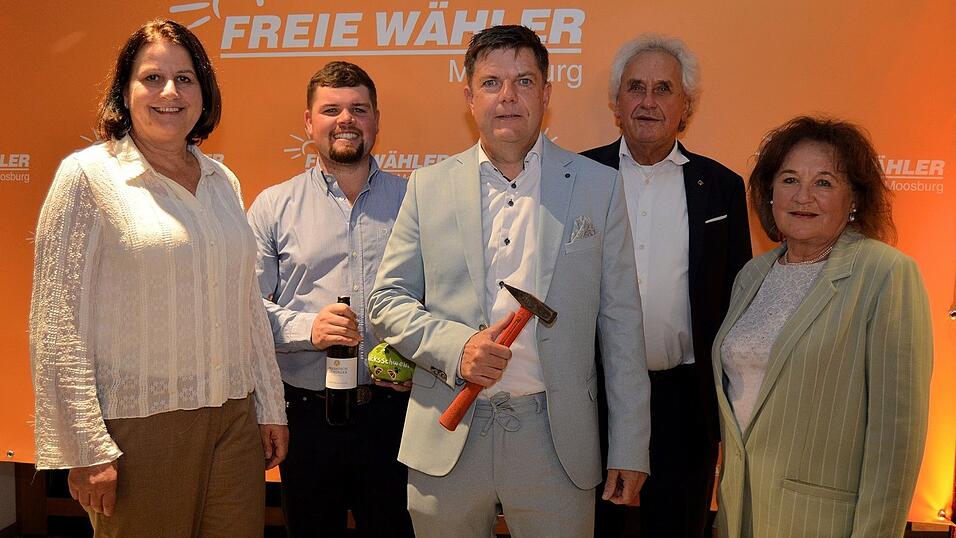 Maria Scharlach (v.l., Kreisvorsitzende der Freien Wähler Kreis Freising), Josef Sixt (Ortsvorsitzender Moosburg), Bürgermeisterkandidat Reinhard Lauterbach, Helmut Petz (Landrat und Landratskandidat) und Marianne Heigl (Bezirksrätin). Maria Scharlach (v.l., Kreisvorsitzende der Freien Wähler Kreis Freising), Josef Sixt (Ortsvorsitzender Moosburg), Bürgermeisterkandidat Reinhard Lauterbach, Helmut Petz (Landrat und Landratskandidat) und Marianne Heigl (Bezirksrätin).