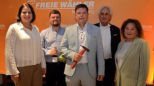 Maria Scharlach (v.l., Kreisvorsitzende der Freien Wähler Kreis Freising), Josef Sixt (Ortsvorsitzender Moosburg), Bürgermeisterkandidat Reinhard Lauterbach, Helmut Petz (Landrat und Landratskandidat) und Marianne Heigl (Bezirksrätin).