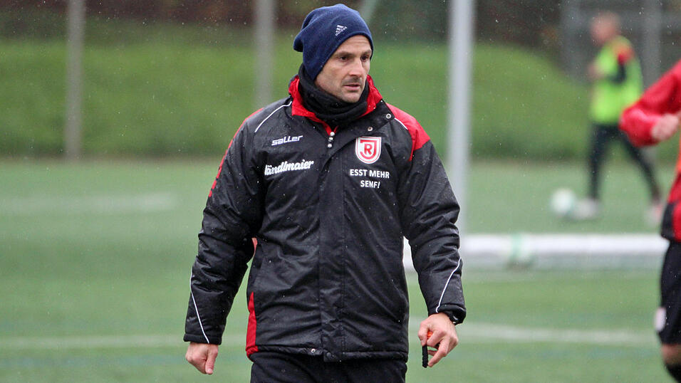 Christian Brand leitete am Dienstagvormittag seine erste Einheit als Jahn-Trainer. (Foto: Fabian Ro&szlig;mann)